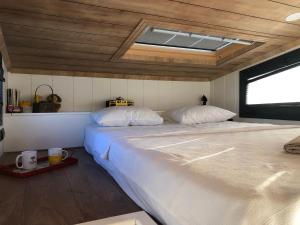 Postel nebo postele na pokoji v ubytování Zeytinycesme l Tiny Houses & Farm l Çeşme
