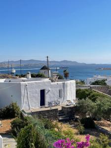 a white house with a view of the ocean at Villa cycladique POSEIDON in Parikia