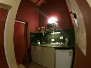 una cocina con una encimera con una luz encendida en Aparts La Malena - Solar de Los Molinos (Los Reartes, Cba) en Los Reartes