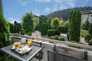een tafel met eten op het balkon bij City Café - CENTRAL Apartment in Brunico