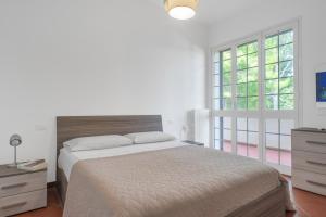 una camera bianca con un grande letto e finestre di The Suites Elegance for Gallipoli a Baia Verde