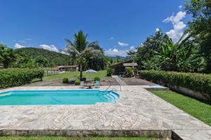 a swimming pool in the yard of a house at Recanto do sossego!! in Morretes