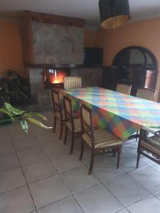 un tavolo con sedie e una tovaglia colorata di Cortijo la Dehesa del Trabuco a Villanueva del Trabuco