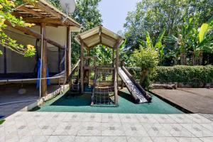 a playground with a slide in a backyard at Recanto do sossego!! in Morretes