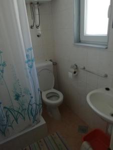uma casa de banho com um WC e um lavatório em Apartments Ana&Mia em Makarska