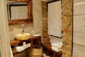 uma casa de banho com lavatório, espelho e toalhas em Can Senio 1 em Tossa de Mar