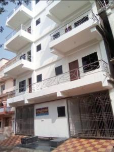 un edificio blanco con 2 balcones en la parte superior en Kalawati Niwas en Bodh Gaya