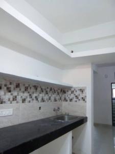 - une cuisine avec un évier et un mur blanc dans l'établissement Kalawati Niwas, à Bodh Gaya