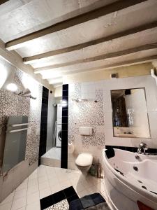 a bathroom with a toilet and a tub and a sink at L'élégante in Saint-Paul-de-Vence