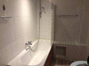 uma casa de banho com um chuveiro, uma banheira e um WC. em Les Lumerettes - Dohan em Bouillon