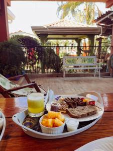 una bandeja de comida en una mesa con un vaso de zumo de naranja en Hostel Kimmell / Hostal Familiar La Casita De Los Kimmell, en Las Tablas