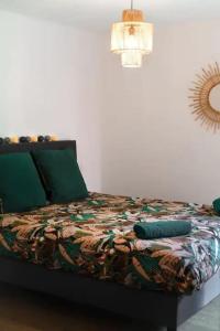 - une chambre avec un lit et une couette colorée dans l'établissement Patio Arena, à Bayonne