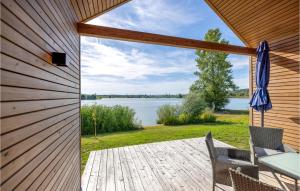 osłonięty ganek z widokiem na jezioro w obiekcie Ferienhaus Am Naturbadesee w mieście Königsdorf