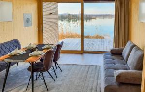 salon ze stołem i kanapą w obiekcie Ferienhaus Am Naturbadesee w mieście Königsdorf