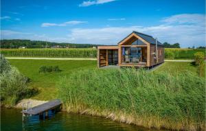 mały drewniany dom na wzgórzu obok rzeki w obiekcie Ferienhaus Am Naturbadesee w mieście Königsdorf +15 zdjęć
