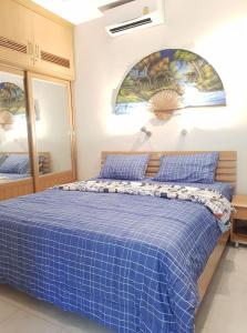 1 dormitorio con cama azul y manta azul en House in Ban Phe, Thailand en Rayong