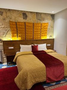 1 dormitorio con 1 cama grande en una habitación en Hotel Kasbah Asmaa en Midelt