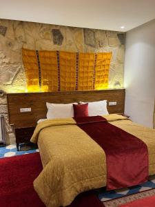 1 dormitorio con 1 cama grande en una habitación en Hotel Kasbah Asmaa, en Midelt