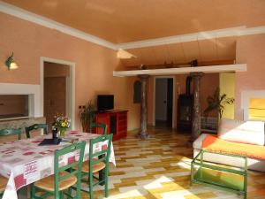 a living room with a table and chairs and a bed at Villa Tiziana Typ T4 in Crone