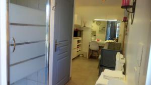 a room with a door and a kitchen with a table at Dépendance privée avec entrée autonome in Toulouse