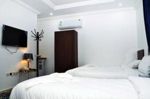Luluat Al Badaie Hotel tesisinde bir odada yatak veya yataklar
