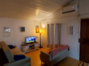 Μια τηλεόραση ή/και κέντρο ψυχαγωγίας στο Cabaña Sunset , 6 personas , 2 cuartos a 3 cuadras de la playa