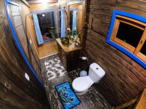 an overhead view of a bathroom with a toilet at Pousada Refúgio das Montanhas in Praia Grande