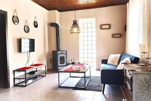 sala de estar con sofá y fogones en Home Of Irini en Komniná