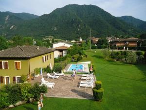 a person riding a bike in a yard with a pool at Villa Tiziana Typ T4 in Crone