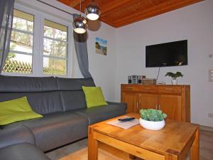 uma sala de estar com um sofá e uma mesa de centro em Semi-detached house Ostseehaus II, Trassenheide em Trassenheide