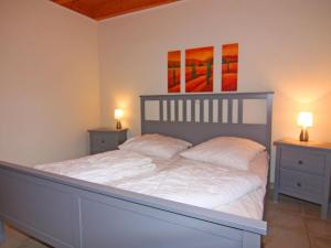 um quarto com uma cama grande e 2 mesas de cabeceira em Semi-detached house Ostseehaus II, Trassenheide em Trassenheide