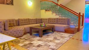 ein Wohnzimmer mit einem Sofa und einem Tisch in der Unterkunft Villa Marrakech in Marrakesch