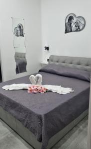 Una cama con dos camas con flores. en Appartamenti a Gallipoli, en Gallipoli