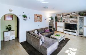 a living room with a couch and a tv at 2 Bedroom Cozy Apartment In Arrach in Arrach