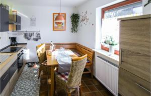 uma cozinha com mesa e cadeiras e uma janela em 2 Bedroom Cozy Apartment In Arrach em Arrach