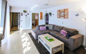 Χώρος καθιστικού στο 2 Bedroom Cozy Apartment In Arrach
