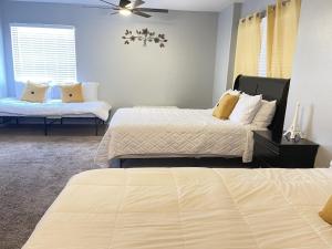 - une chambre avec 2 lits et un ventilateur de plafond dans l'établissement Oasis pool house, optional pool heater, à Las Vegas