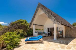 Villa con techo y patio en Chale Island Resort, en Chale Island