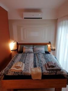 ein Schlafzimmer mit einem Bett mit zwei Handtüchern darauf in der Unterkunft Apartamento Nora in Lagos