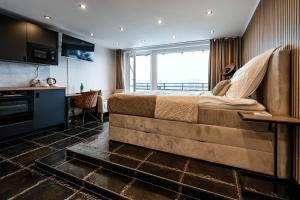 1 dormitorio con 1 cama grande en una habitación con cocina en Studio Apartment in Nähe Hamburg, en Halstenbek