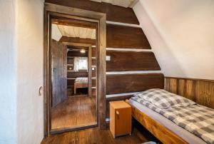 Кровать или кровати в номере Domki Osada Werdołyna