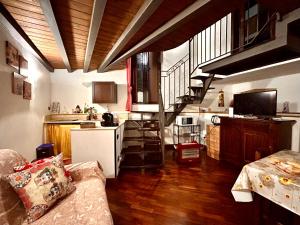 a living room with a couch and a kitchen at La Trinacria in Agrigento