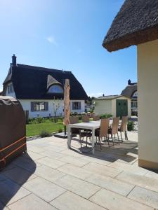 Kramerhof的住宿－Sundbrise，一个带桌椅的庭院和一座房子