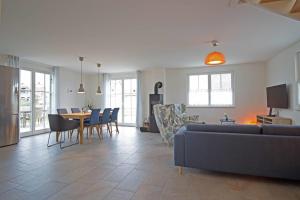 Kramerhof的住宿－Sundbrise，客厅配有沙发和桌子
