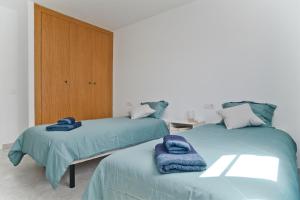 two beds sitting next to each other in a room at Apartamento Dunas De Famara in Famara