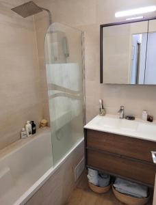 W łazience znajduje się prysznic, umywalka i wanna. w obiekcie Appartement pour les 24 heures w mieście Le Mans