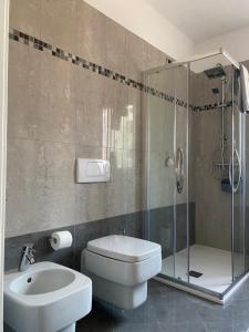 uma casa de banho com um WC, um lavatório e um chuveiro em Il cantuccio em Ivrea