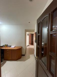 Acogedor apartamento en norte - 2 habitaciones في بوغوتا: مكتب به مكتب خشبي وباب خشبي