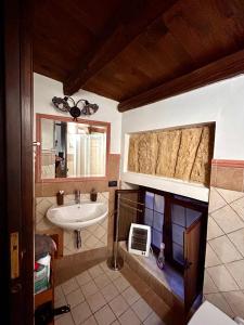 uma casa de banho com um lavatório e um espelho em La Trinacria em Agrigento