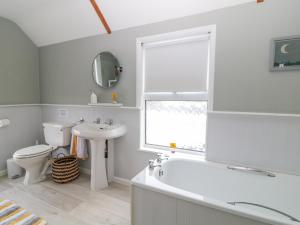 ein Badezimmer mit einer Badewanne, einem Waschbecken und einem WC in der Unterkunft 6 Milton Place in Bideford